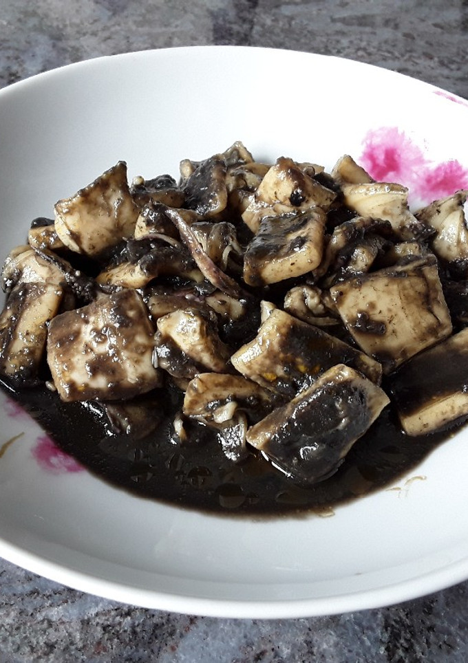 Una foto de Calamares frescos en su tinta