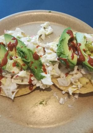 Una foto de Tostadas de surimi y aguacate