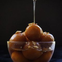 A picture of Bread Gulab Jamun.