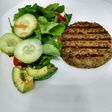 Hamburguesa de lentejas con ensalada