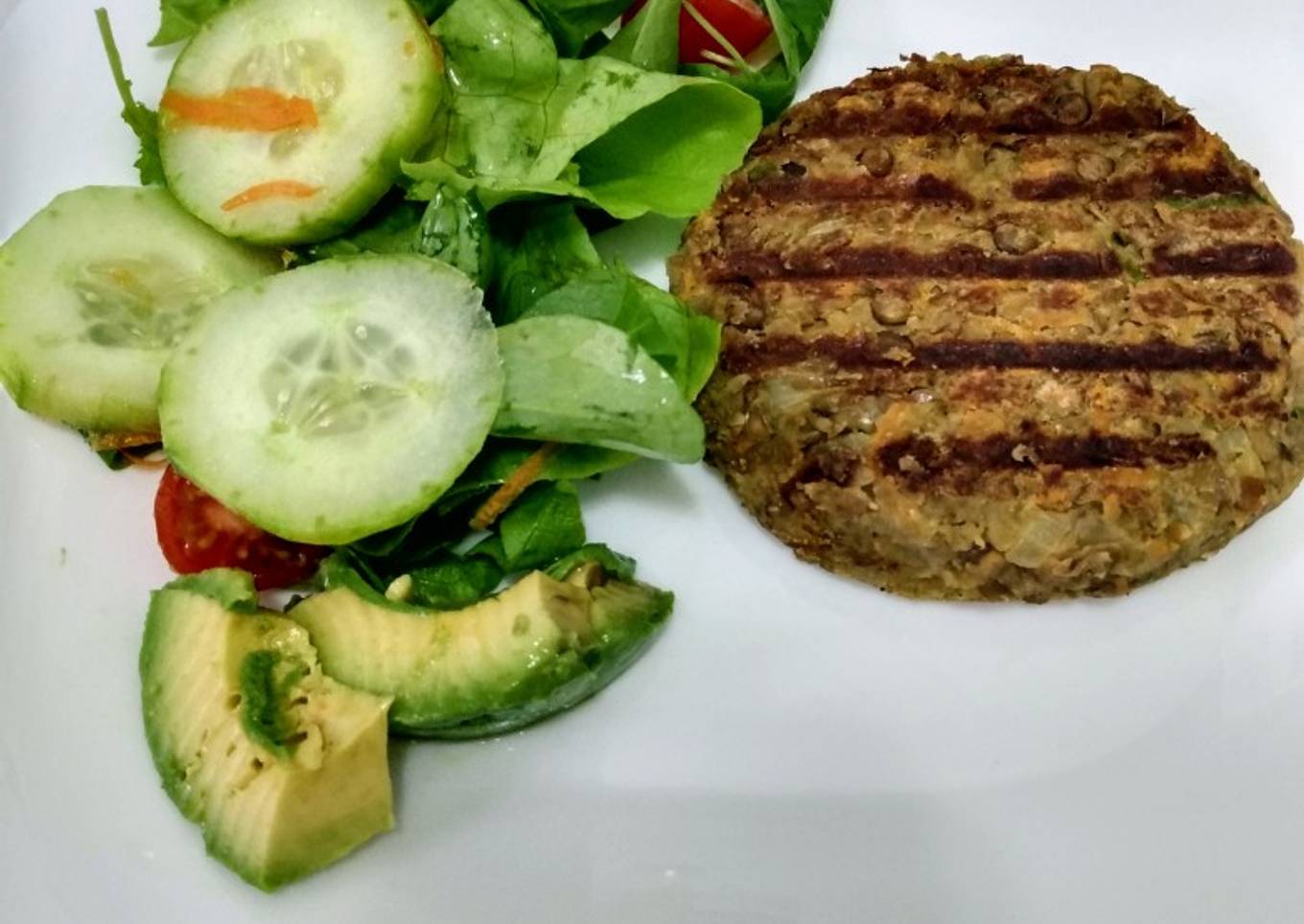 Hamburguesa de lentejas con ensalada