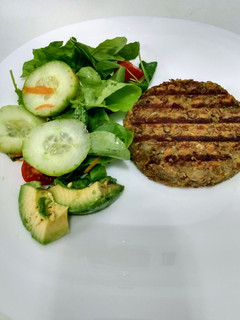 Una foto de Hamburguesa de lentejas con ensalada