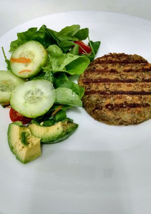 Una foto de Hamburguesa de lentejas con ensalada