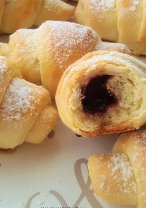 Zdjęcie przepisu Rogaliki krucho drożdżowe.