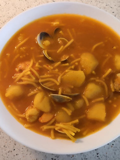 Una foto de Cazuela de fideos con gambones y almejas..☺️