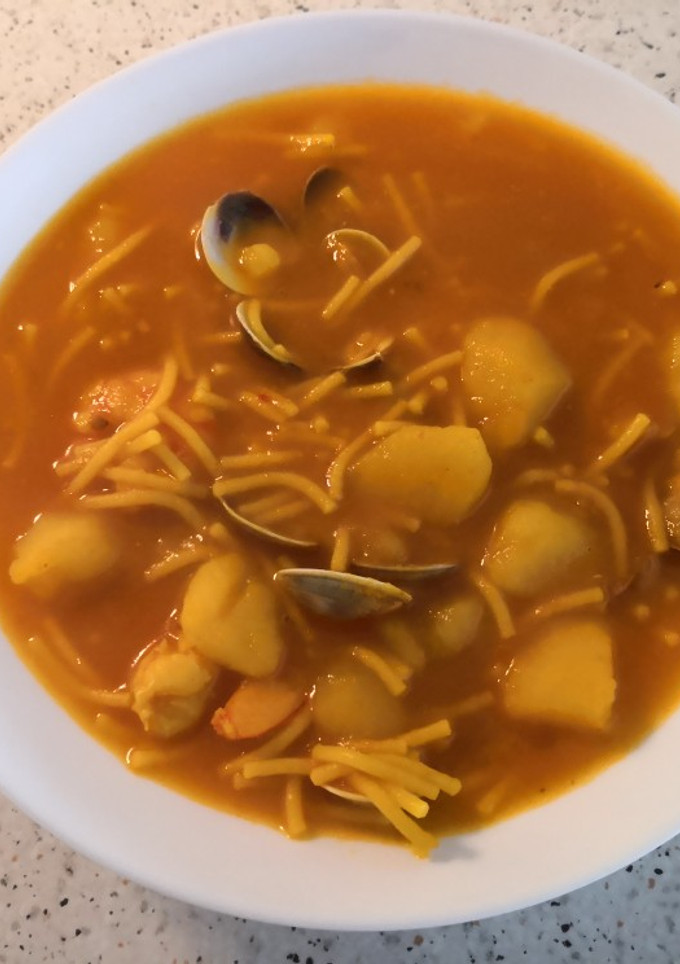 Una foto de Cazuela de fideos con gambones y almejas..☺️