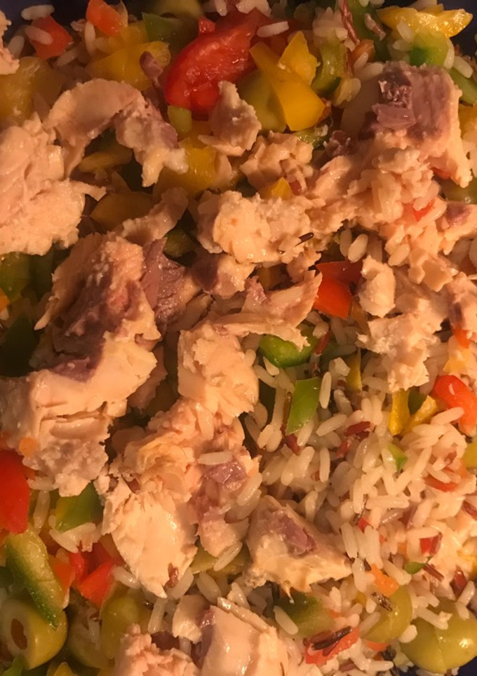 Una foto de Ensalada 3 de arroz con pimientos y salmón
