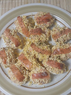 Una foto de Huevos rellenos de salmón