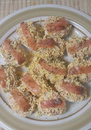 Una foto de Huevos rellenos de salmón