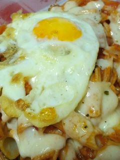 Una foto de Macarrones gratinados con huevo, atún y tomate