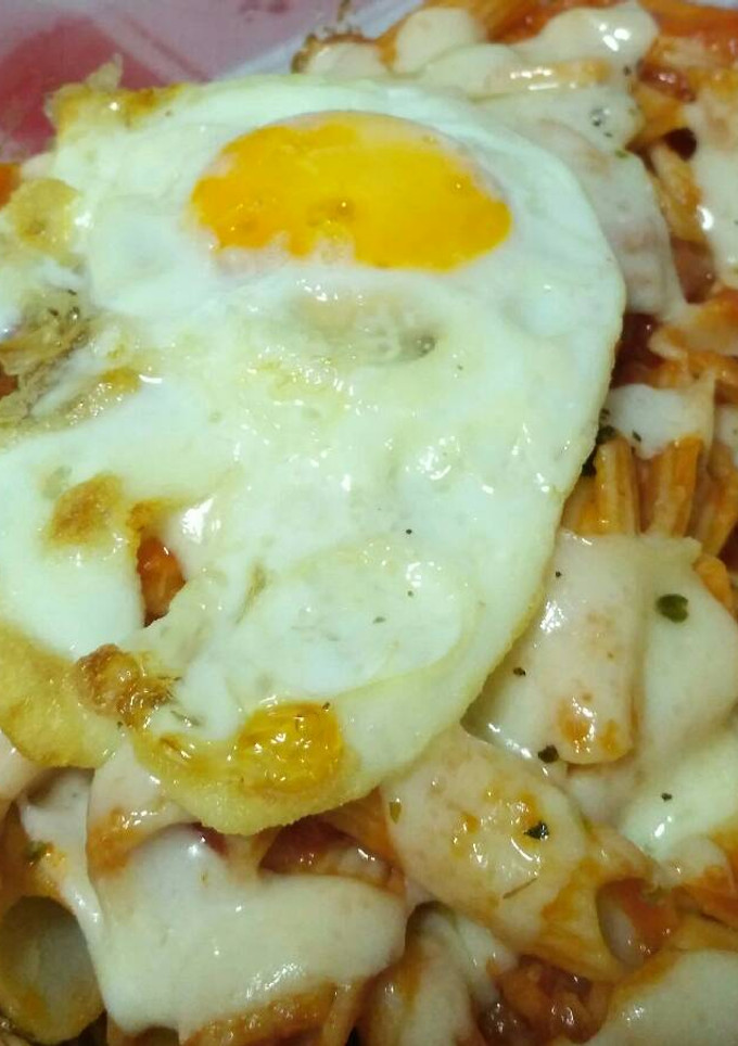 Una foto de Macarrones gratinados con huevo, atún y tomate
