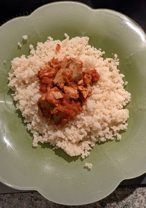 Une photo de Thon sauce tomate épicée à la semoule