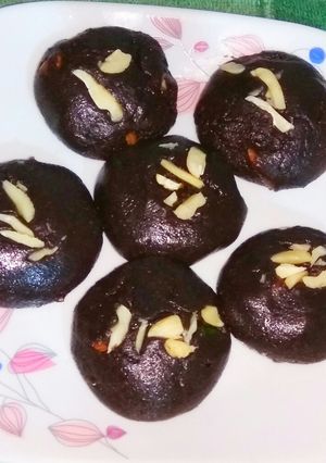ओरियो बिस्कुट का पेड़ा (oreo biscuit ka peda recipe in Hindi) रेसिपी मुख्य फोटो