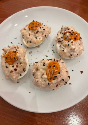 Una foto de Huevos Rellenos de Atún con Mayonesa de Hierbas Aromáticas