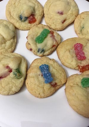 A picture of Sour Patch kid cookies.