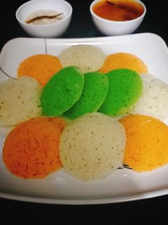 तिरंगा वेजिटेबल इडली (tiranga vegetable idli recipe in Hindi) रेसिपी मुख्य फोटो