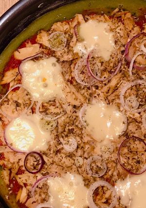Hình của món Pizza Cá Ngừ Hộp & Mozzarella Tươi.