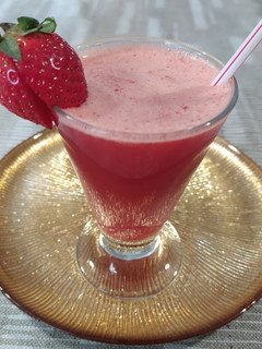Una foto de Cóctel de fresas sin alcohol 🍓