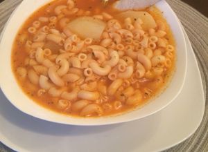 Una foto de Sopa de coditos casera😋