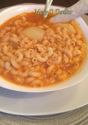 Una foto de Sopa de coditos casera😋