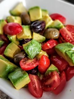 Una foto de ENSALADA De🍅🥑Tomaticos Uva...!