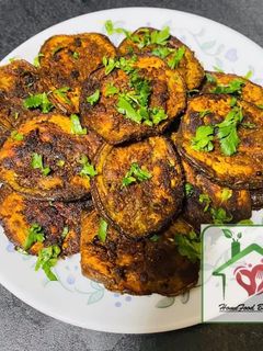 तवा फ़्राई बैगन / बैगन भाजा (Tawa fry baingan/ baingan bhaja recipe in hindi) रेसिपी मुख्य फोटो