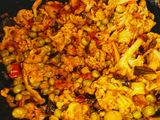 பச்சை பட்டாணி காலிஃப்ளவர் வறுவல்(peas cauliflower fry recipe in tamil)
