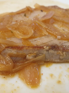 Una foto de Atún encebollado