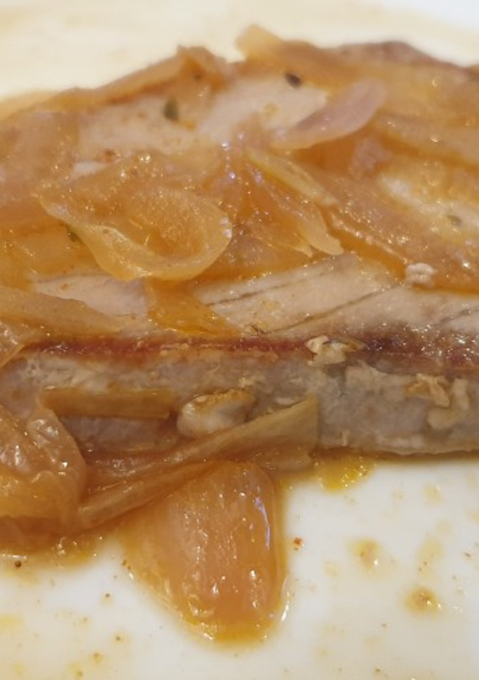 Una foto de Atún encebollado