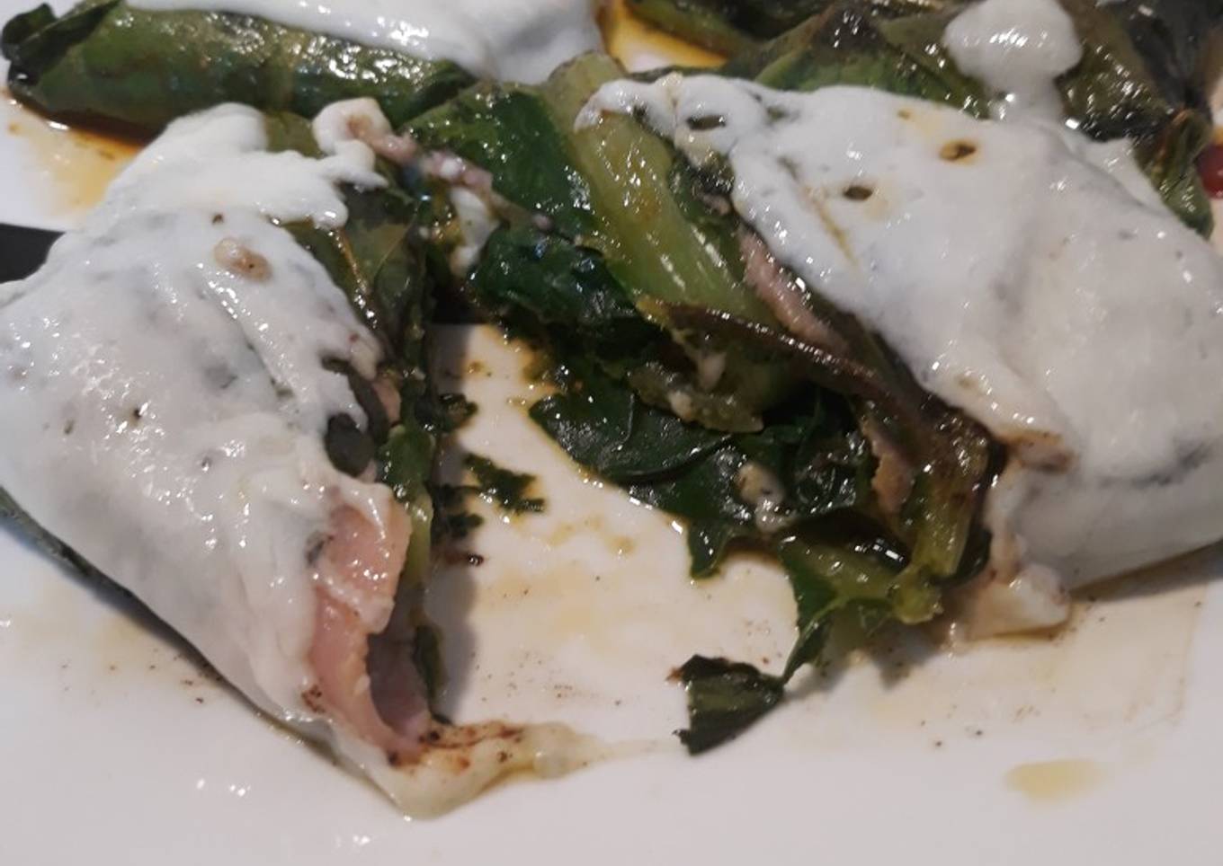 Gulan de acelgas rellenas de jamón York, queso y salsa crudites