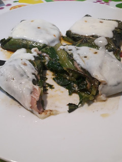 Una foto de Gulan de acelgas rellenas de jamón York, queso y salsa crudites