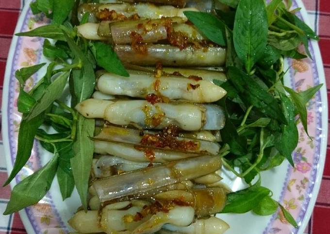 Quân Nguyễn là một đầu bếp nổi tiếng với những món ăn đầy sáng tạo, tinh tế và đậm chất Việt Nam. Hình ảnh của ông trong việc chế biến những con ốc móng tay xào me đơn giản nhất sẽ khiến bạn không thể rời mắt khỏi trang web của chúng tôi.