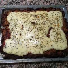 A picture of Pizza con base de hummus y carne picada.