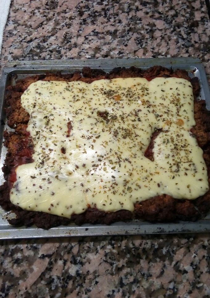 Una foto de Pizza con base de hummus y carne picada