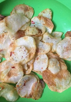 आयल फ्री पेरी पेरी मसाला चिप्स (Oil free peri peri masala chips recipe in hindi) रेसिपी मुख्य फोटो