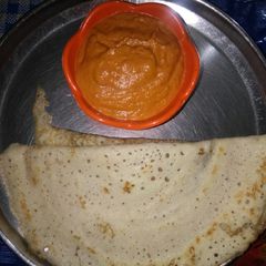 A picture of Dosa with coconut chutney.