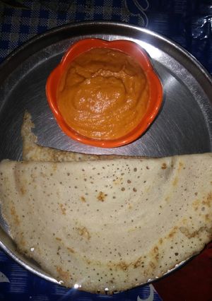 A picture of Dosa with coconut chutney.