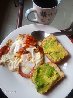 Una foto de Huevos con salami