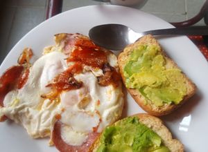 Una foto de Huevos con salami