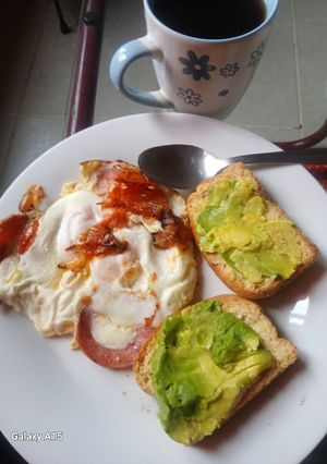 Una foto de Huevos con salami
