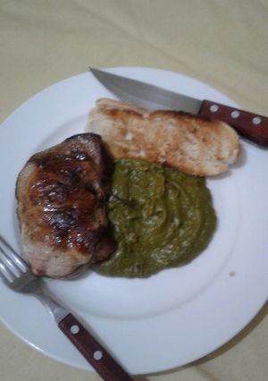 Una foto de Medallones de carre de cerdo con salsa verde de espinaca