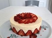 Une photo de gâteau avec crème fleurette