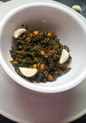 लसूणी मेथी (lasooni methi recipe in marathi) रेसिपी चे मुख्य फोटो