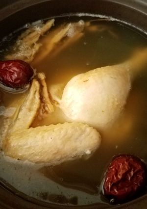 A picture of Danggui Chicken soup当归参鸡汤.