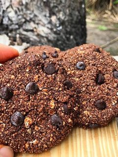 Una foto de Cookies de avena y chocolate sin harinas y sin cocción