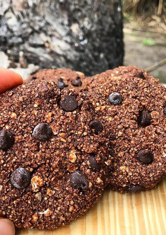 Una foto de Cookies de avena y chocolate sin harinas y sin cocción
