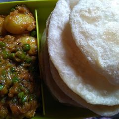 A picture of Puri aaloo dum.