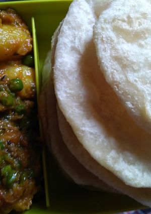 A picture of Puri aaloo dum.