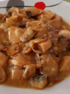 Una foto de Pollo con champiñones a la cerveza negra