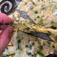 A picture of Green Onion and Potato Chips Bread.